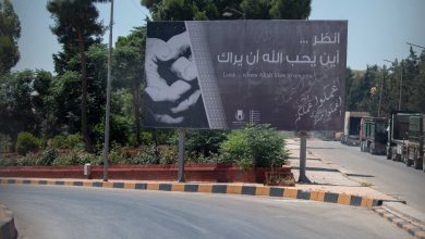 لافتة طرقية في معبر باب الهوى - سورية