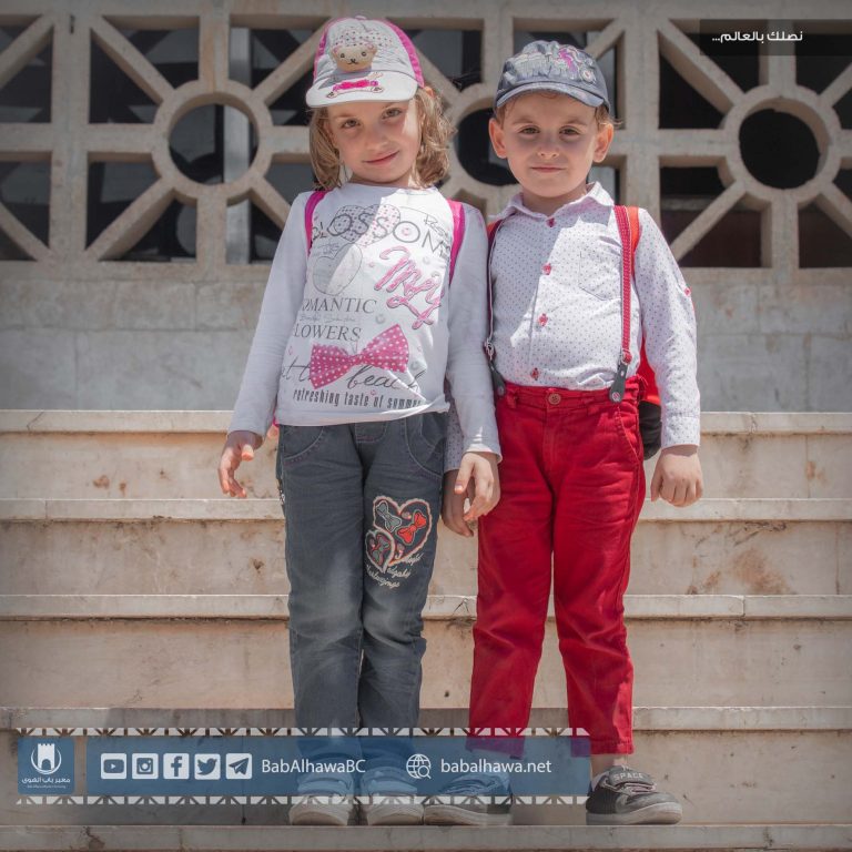 طفل وطفلة مسافرين في معبر باب الهوى - سوريا