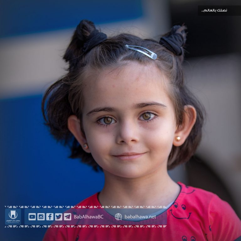 طفلة في معبر باب الهوى - سوريا