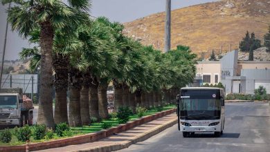 حافلة نقل مسافرين في معبر باب الهوى الحدودي