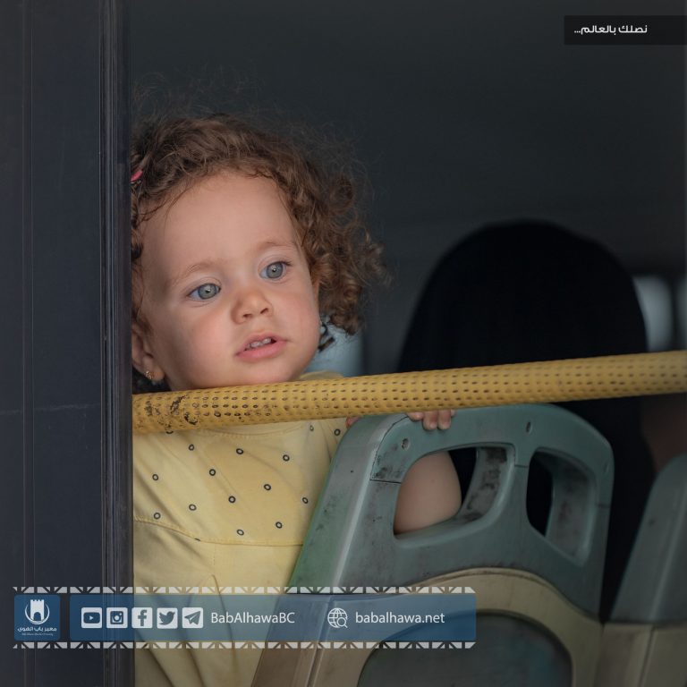 طفلة مسافرة إلى تركيا - معبر باب الهوى الحدودي