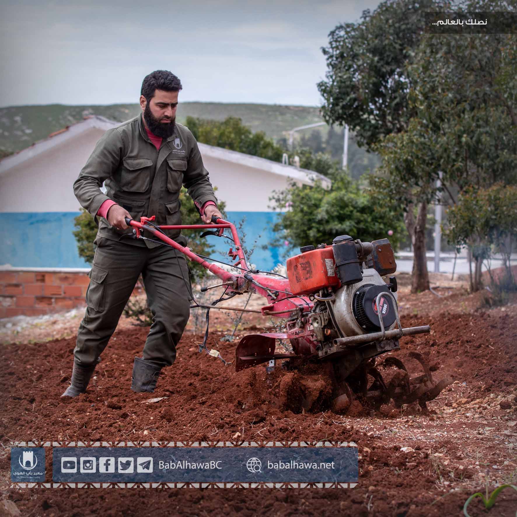 عامل ورشة الزراعة يقوم بعمله اليومي في حديقة معبر باب الهوى - سوريا